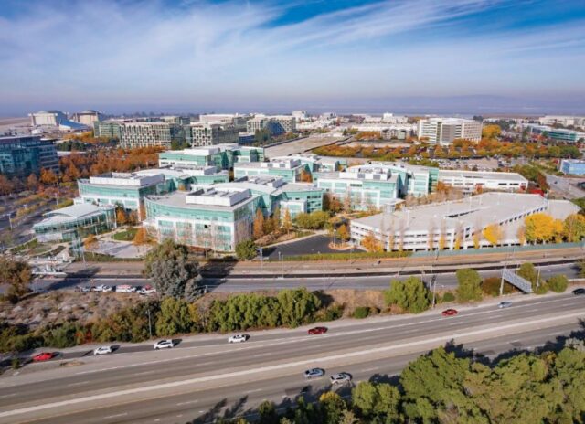 O clube, uma coincidência em Tech Corner, um campus do escritório, cujos endereços incluem a 11th Avenue em North Sunnyvale (Jay Paul Co., Newmark)