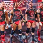 A velha estrela da WWE explica que ele luta com um "pescoço basicamente quebrado" por 4 meses