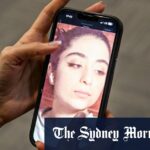 Um telefone exibe a foto de Parnia Abbasi, poeta que foi a semana de 24 anos, quando matou em greve de Israel na semana passada.