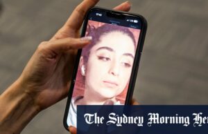 A vida é boa na família de Parnia. Então o ataque aéreo israelense atingiu o apartamento de Teerã Um telefone exibe a foto de Parnia Abbasi, poeta que foi a semana de 24 anos, quando matou em greve de Israel na semana passada.