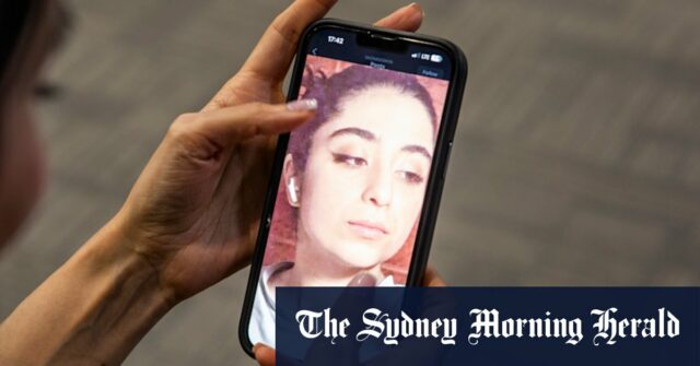 Um telefone exibe a foto de Parnia Abbasi, poeta que foi a semana de 24 anos, quando matou em greve de Israel na semana passada.