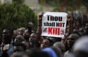 Trump designa a Nigéria como “país de particular preocupação” devido à perseguição generalizada de cristãos e assassinatos A vila de Bishop atacou, 20 mortos após o recente testemunho do Congresso da Perseguição Cristã