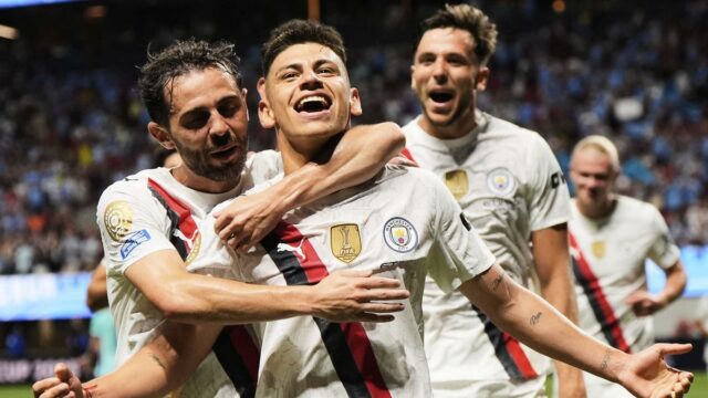 ASSISTA: O meio -campista argentino Echeverri marca um chute livre impressionante, ganha elogios de Guardiola


