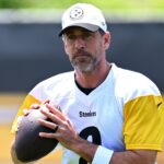 Aaron Rodgers #8 do Pittsburgh Steelers parece passar durante o Mini -Família no Complexo Sports UPMC Rooney em 11 de junho de 2025 em Pittsburgh, Pensilvânia.