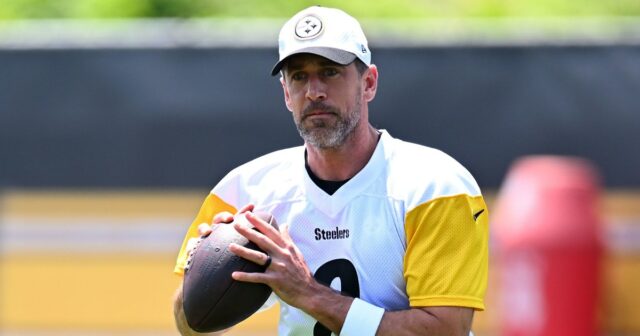 Aaron Rodgers #8 do Pittsburgh Steelers parece passar durante o Mini -Família no Complexo Sports UPMC Rooney em 11 de junho de 2025 em Pittsburgh, Pensilvânia. 