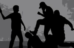 Acabei de voltar do TMII, um jovem foi de repente espancado por 4 pessoas misteriosas! Acabei de voltar do TMII, um jovem foi de repente espancado por 4 pessoas misteriosas!