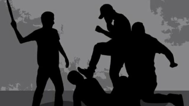 Acabei de voltar do TMII, um jovem foi de repente espancado por 4 pessoas misteriosas!

