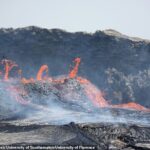 Os pesquisadores dizem que uma rachadura maciça começou a rasgar a África, do nordeste ao sul e a partir da região afar na Etiópia. Imagem, fluxos de lava ativa que saem do vulcão Erta Ale à distância, Etiópia