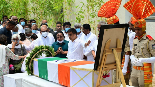 Ahsmadabad Airi Amannel Crop: ex -CM Vijy Rupani Rupani

