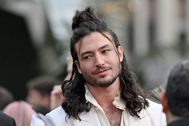 Ai dos olhos de Ezra Miller Miller como frequentemente Hollywood Return

