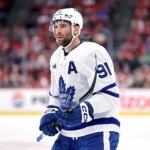 "Ainda pesado para mim" - a NHL Insider alerta o Maple Leafs para evitar cometer erros do passado, enquanto as negociações do contrato de John Tavares aquecem
