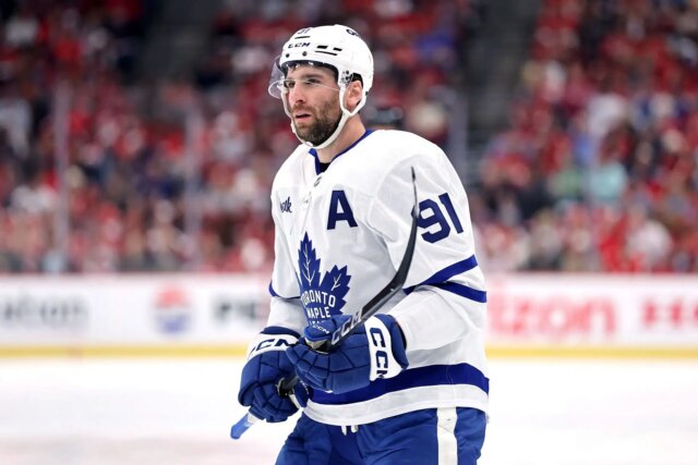 "Ainda pesado para mim" - a NHL Insider alerta o Maple Leafs para evitar cometer erros do passado, enquanto as negociações do contrato de John Tavares aquecem

