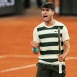 Espanha Carlos Alcaraz comemora com o troféu depois de vencer o último jogo de tênis francês contra a Itália Jannik Sünder no Roland Garros Stadium em Paris no domingo, 8 de junho de 2025 (AP Photo/Lindsey Wasson)