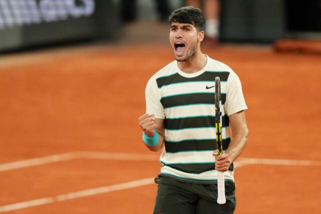 Espanha Carlos Alcaraz comemora com o troféu depois de vencer o último jogo de tênis francês contra a Itália Jannik Sünder no Roland Garros Stadium em Paris no domingo, 8 de junho de 2025 (AP Photo/Lindsey Wasson)