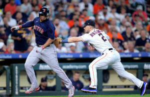 Alex Bregman pega pessoalmente Rafael Devers após um movimento chocante do Red Sox para Giants. March Madness Logo
