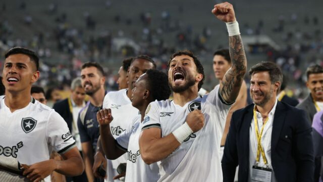 Alex TELLES: Botafogo não está em nós apenas para "ver Mickey"

