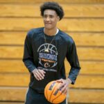 O jogador de basquete da Alijah Arenas, Chatsworth High School, quarta -feira, 9 de abril de 2025, em Los Angeles.