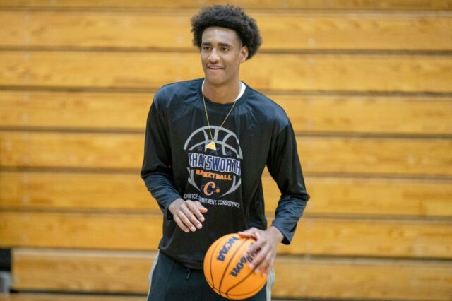 O jogador de basquete da Alijah Arenas, Chatsworth High School, quarta -feira, 9 de abril de 2025, em Los Angeles.