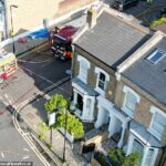 Uma vista de vôo da Dumont Road em Stoke Newington, onde seis caminhões de bombeiros e 40 bombeiros foram chamados para uma suspeita de explosão de gás