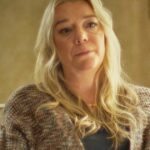 Um bolo de casamento com muitas figuras de casamento da Netflix 'Keep Sweet: Reza e Obece' Docuseries