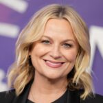 Amy Poehler chama os esboços problemáticos de 'SNL' do passado: 'Todos jogamos pessoas que não devemos ter'