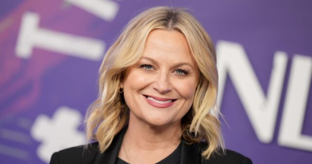 Amy Poehler chama os esboços problemáticos de 'SNL' do passado: 'Todos jogamos pessoas que não devemos ter'

