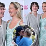 Anna Camp, 42 anos, e a garota Jade Whipkey, 24 anos, estréia no tapete vermelho depois de tornar o público com um romance fumegante