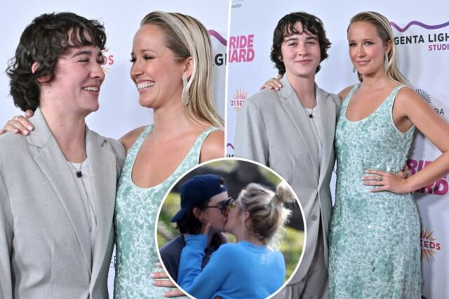Anna Camp, 42 anos, e a garota Jade Whipkey, 24 anos, estréia no tapete vermelho depois de tornar o público com um romance fumegante

