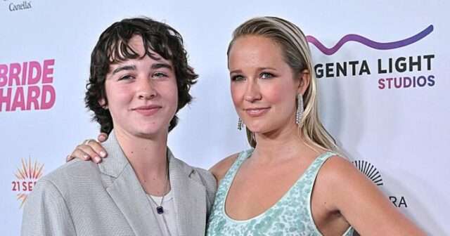 Anna Camps que cita a história do casamento de Skylar Astin com o chicote Jade e mais