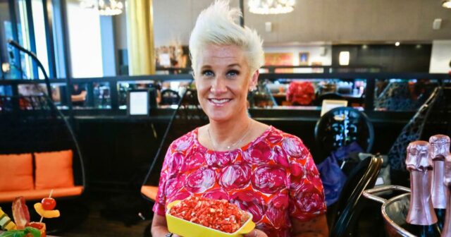 Anne Burrell, estrela da Food Network e anfitrião de 'Pior Chefs nos Estados Unidos', morre aos 55 anos


