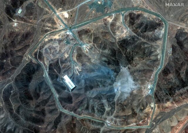 Antes e depois das imagens mostram o impacto dos Estados Unidos no local nuclear do Irã

