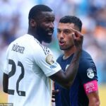Antonio Rudiger (à esquerda) acusou Pachucas Gustavo Cabral (à direita) de abusá -lo