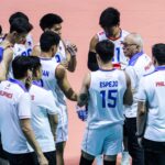 O treinador do Alas Pilipinas, Angolino Frigoni, com jogadores durante os convites.
