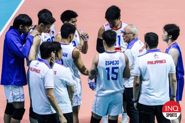 O treinador do Alas Pilipinas, Angolino Frigoni, com jogadores durante os convites.
