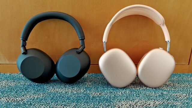 Sony XM6 -Headphones ao lado de Apple AirPods Max