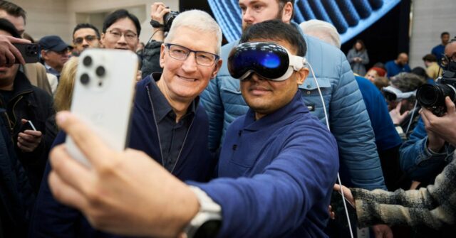 Tim Cook Vision Pro