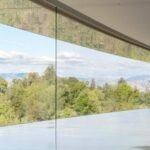 As demissões da Apple evitam | Homem andando no campus do Apple Park