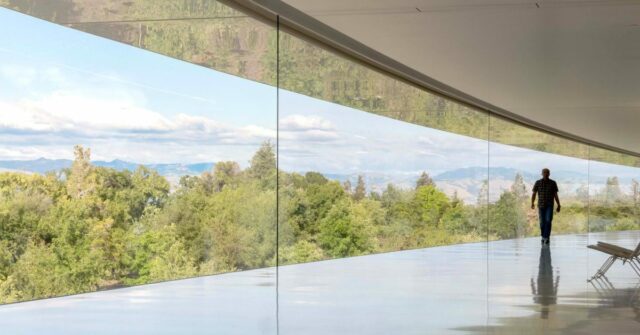As demissões da Apple evitam | Homem andando no campus do Apple Park