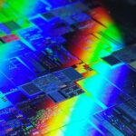 Primeira planta dos EUA para fazer chips de maçã quase prontos para a produção em massa | Close Up of Silicon Wafer