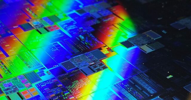 Primeira planta dos EUA para fazer chips de maçã quase prontos para a produção em massa | Close Up of Silicon Wafer