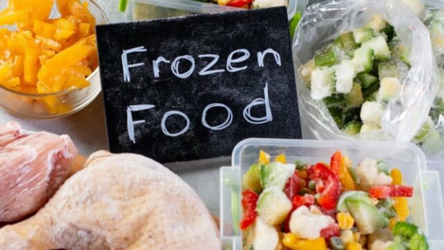 Aprendendo truques para processar comida congelada com chefs famosos na Feira Yakarta Kemayoran 2025

