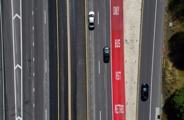 Os fluxos de tráfego da Highway 1 em novos traços auxiliares entre os ...