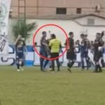 Ederson Da Carlos Silva foi visto emitindo um jogador um cartão amarelo quando a polícia correu para o campo e o prendeu no domingo em Guarujá, Brasil