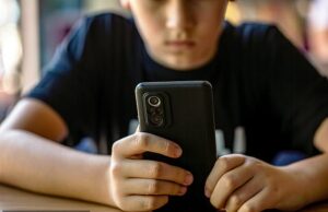 As crianças podem ser proibidas das mídias sociais por toda a vida se compartilharem os colegas de classe nus sob a nova sugestão As crianças podem cumprir uma proibição vitalícia das mídias sociais se compartilharem um colegas de classe, sob novas sugestões (fotografe)