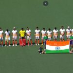 As equipes de hóquei masculino da Índia, Argentina, assistem um minuto de silêncio para as vítimas do acidente da Air India antes da partida da Pro League