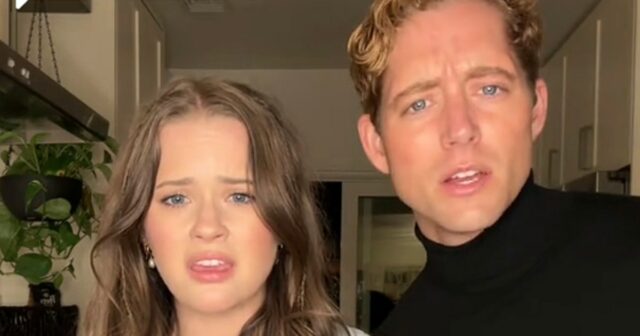 Ryan Phillippe e Reese Witherspoon nos anos 90 (à esquerda); Sua filha Ava Phillippe e seu namorado Dakota Brubaker em 2025 (à direita). 