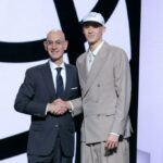 Egor Demin está com o comissário da NBA Adam Silver depois que ele foi eleito como a oitava opção do Brooklyn Nets na primeira rodada do draft 2025 NBA no Barclays Center.