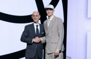 As redes levam Egor Demin com a chave número 8 de seleção 2025 NBA Draft Egor Demin está com o comissário da NBA Adam Silver depois que ele foi eleito como a oitava opção do Brooklyn Nets na primeira rodada do draft 2025 NBA no Barclays Center.