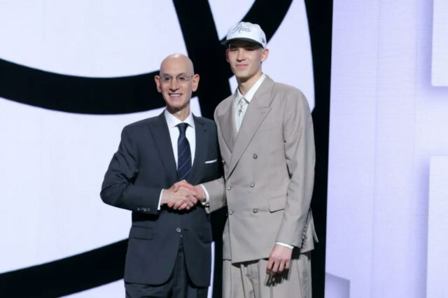Egor Demin está com o comissário da NBA Adam Silver depois que ele foi eleito como a oitava opção do Brooklyn Nets na primeira rodada do draft 2025 NBA no Barclays Center. 