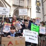 Professores, pais e alunos protestam fora dos tribunais reais em Londres sobre contribuições de escolas particulares IVA